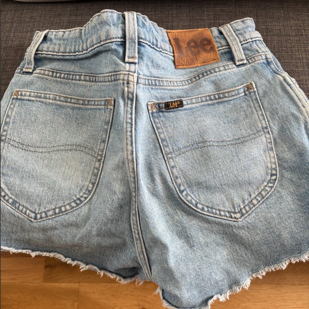 LEE DENIM HIGH RISE CUT OFF SHORTS • 29 - Picture 1 of 4